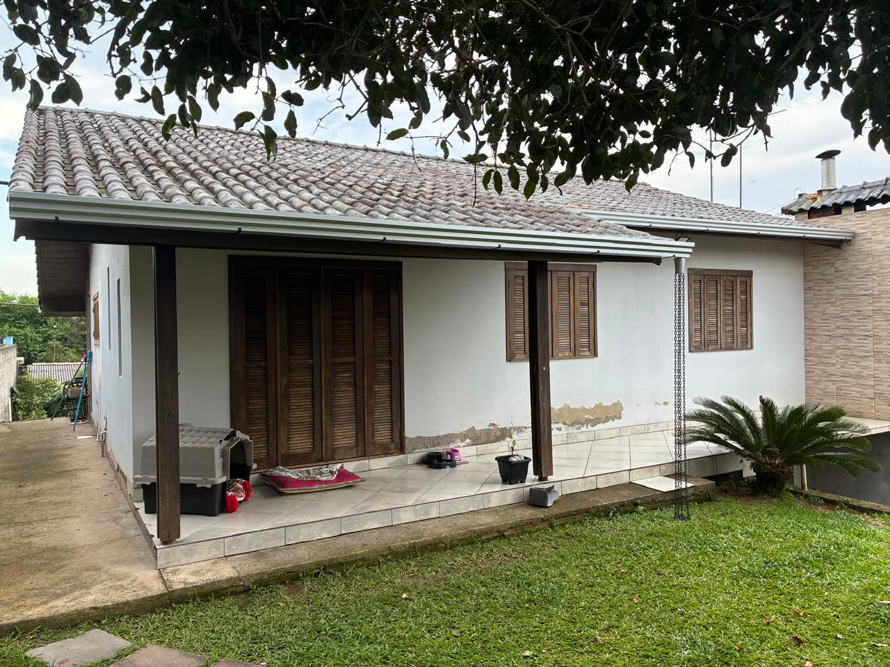 Casa com cobertura e calhas, tema do guia sobre infiltrações