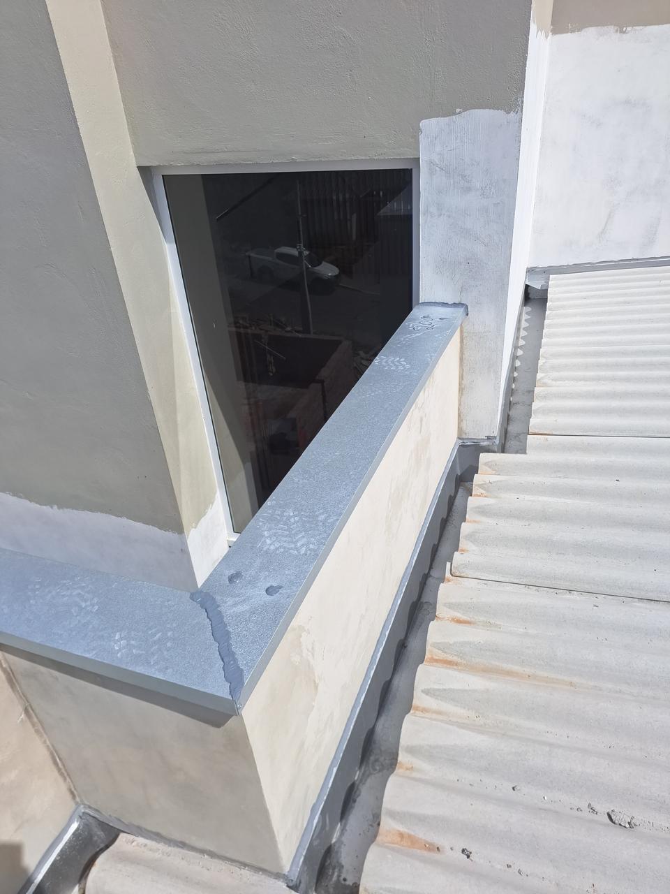 Detalhe de rufo instalado junto a parede e telhado